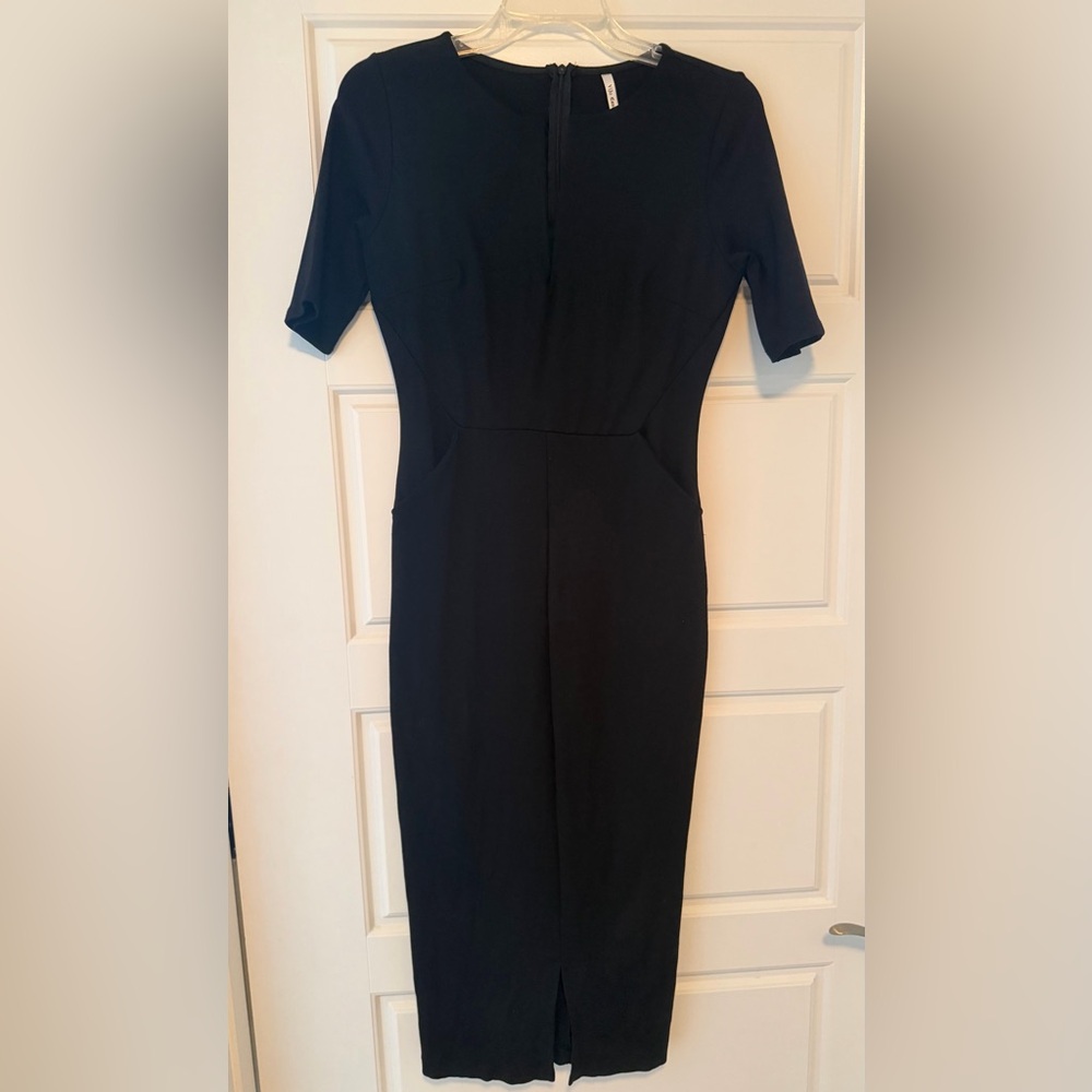Sleek Black Midi Dress with Short Sleeves
